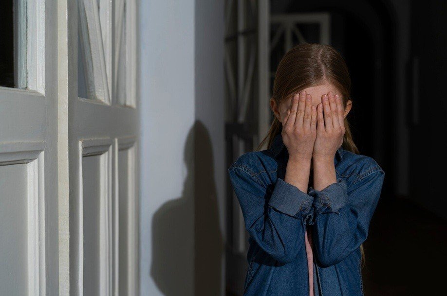 a girl experiencing agoraphobia